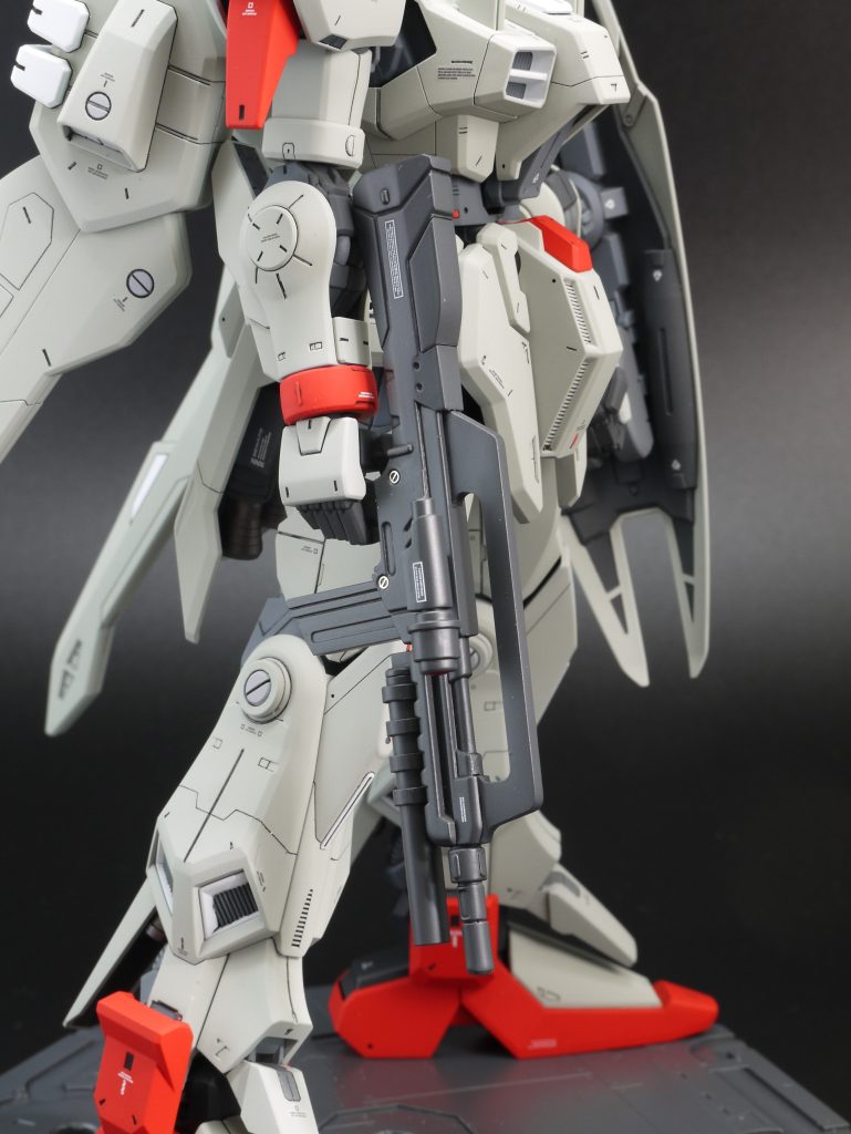 ・キットのライフルはヒョロっとしていて弱そうなので、アレックスの初代MGのものに手を加えて持たせました。センサーとグレネードを追加しています。