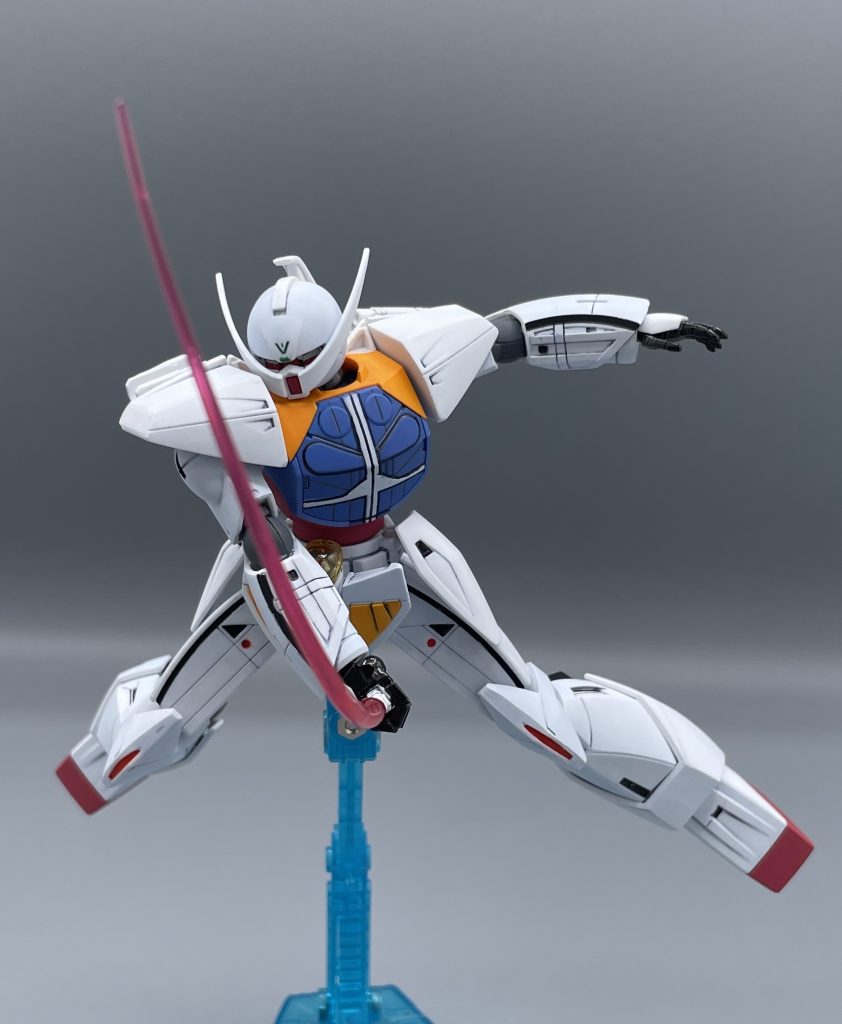 ビームサーベル　∀ガンダムの近接装備はおなじみのビームサーベルですが、ビームの形成方法が従来の宇宙世紀式とは異なります。　そのため、ビーム刃が細く絞られた刀剣状に出力されます。こいつがまたカッコいい！！✨…のですが、残念ながらHGCCのキットに付属するのは、いつものサーベルエフェクトです。ここは専用のサーベル刃が欲しかったなぁ・・・(-_-;)