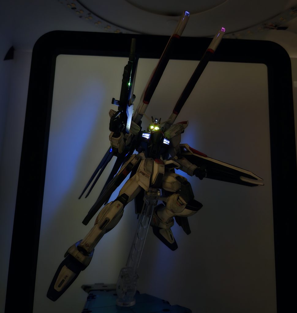 照明を落としてLEDの塗装に頑張ってバラエーナの青の中に赤という色のビームを再現しようとしましたがそう上手くいかなかったようですルプスの改造も掛けた手間に対して効果が薄いのようですそもそも銃口が小さすぎてなかなか発光が見えない