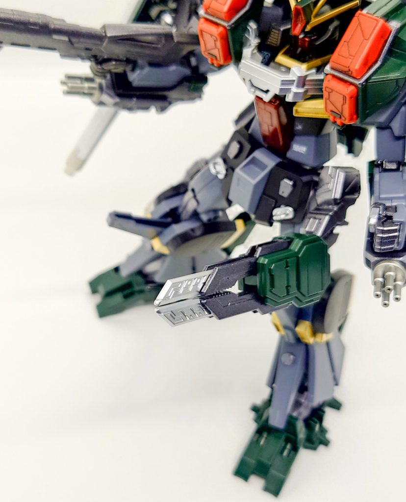 左腰に追加装備された近接戦闘用カッター