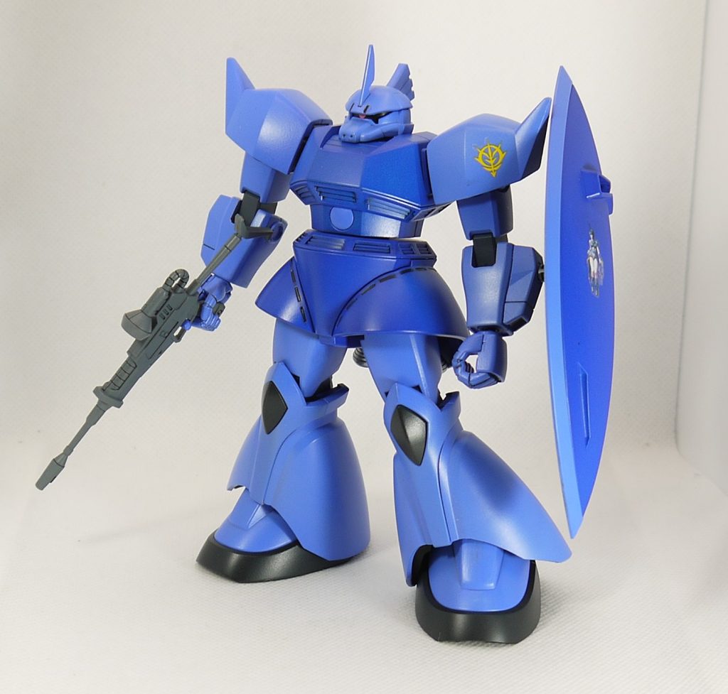 　棚に並べた78ガンダム系と比べると、かなりボリュームがあります。ラルの機体ということでシールドにはグフレディのデカールを貼りました。