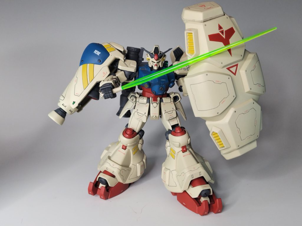 ビームサーベルを構えてビームサーベルは特に加工せず、そのまま旧キットの箱絵みたいなポーズにしたかったのですが、撮影の仕方が悪く、これが限界でした