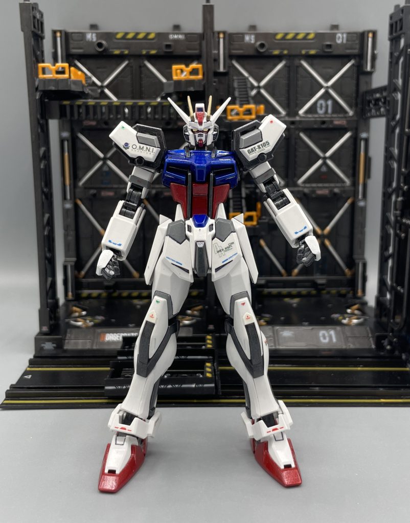 GAT-X105 STRIKE 言わずと知れた名キット「HGCE ストライクガンダム」です。普段は艶消しフィニッシュが多いですが、今回は筆塗りキャンディー塗装の上にパールクリアーでトップコートを施しています。 製作やディテールアップの参考にしたのは、メタルビルド「ストライクガンダム-ヘリオポリスロールアウトVer.-」です。メタルビルドは高くて買えないので、自分で作ることにしました。名付けて・・・      パールビルド・ストライク!!  ジオラマに登場しているキラ君は、かつて発売されていた食玩「マイクロウォーズ」のパイロットを塗装したものです。私はマイクロウォーズが大好きで、ストライクの発売を心待ちにしていました。しかし、1年戦争シリーズだけで企画は立ち消えてしまいました・・・。残念。