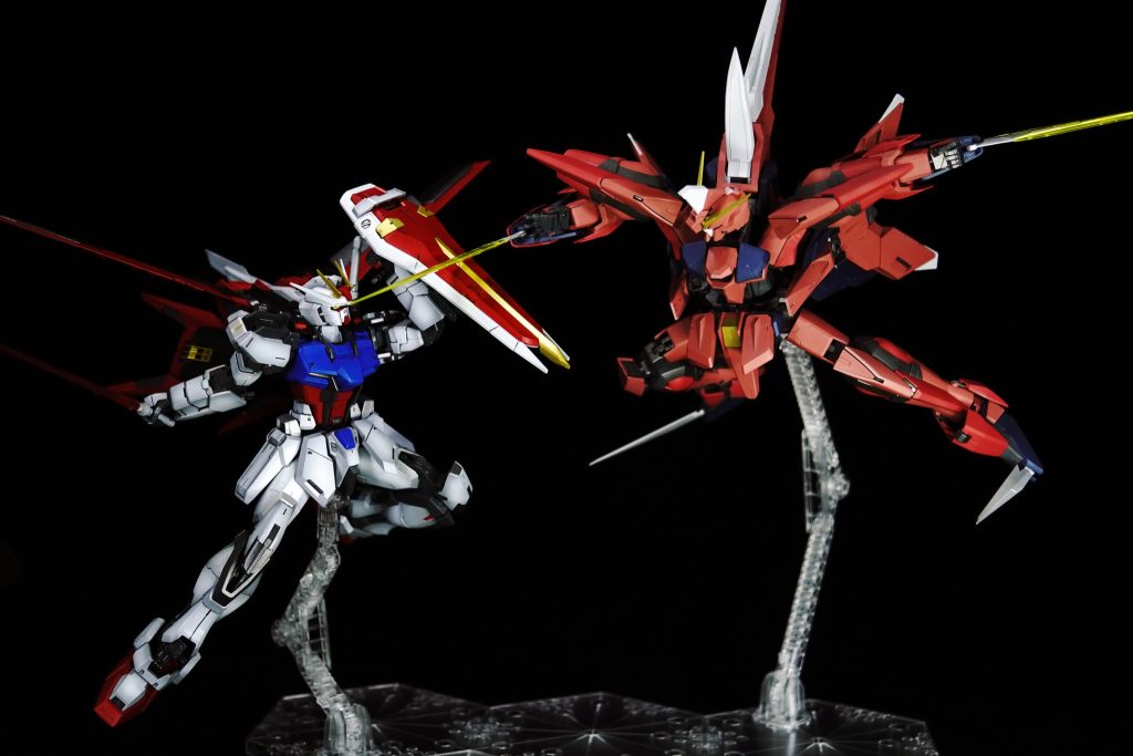 実際のアニメ‐シーンでは2機がもっと近づいているので再現度は低め