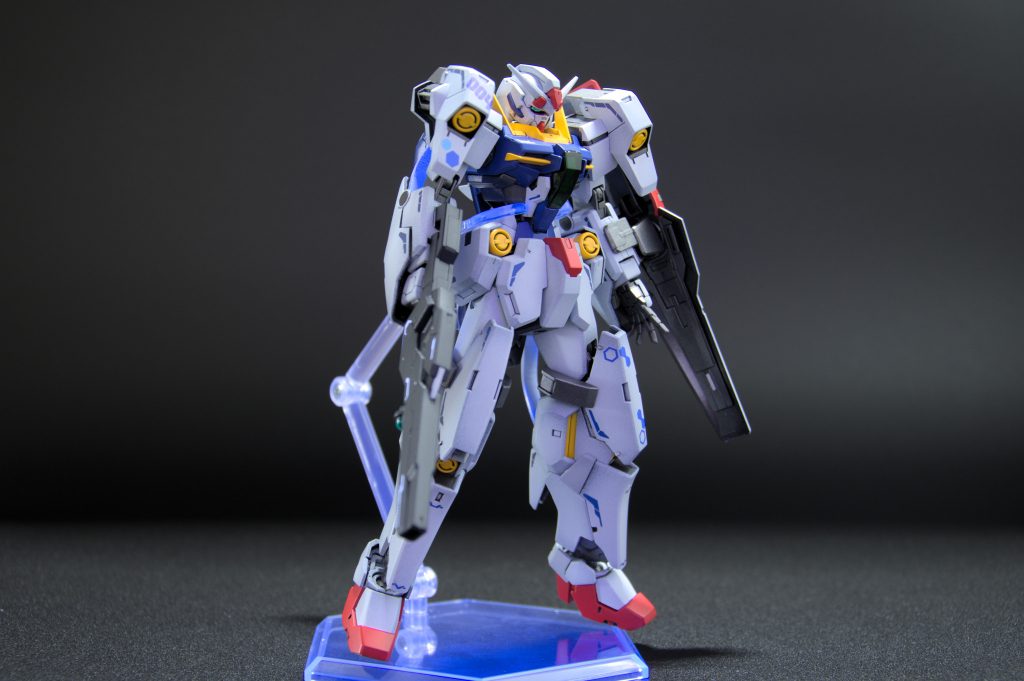 パーツの色分けが優秀なので、面倒だったのはアンテナの赤の塗分けくらい。モールドの追加はせず、00シリーズに似合いそうなラインデカールで情報量をアップ。部分的にヘックス迷彩でデコってみました。