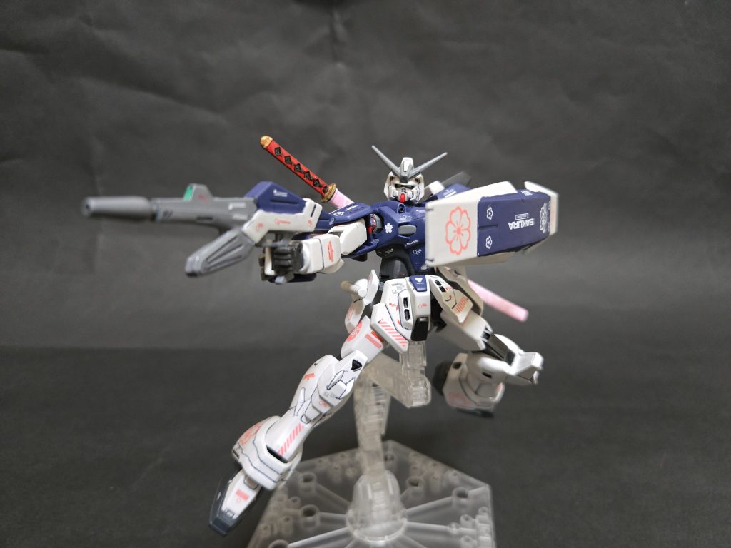 ビームライフル G-セルフの宇宙用バックパックに付属しているビームライフルをベースにフォアグリップを切り取り、エネルギーCAPっぽいジャンクパーツを加えました。