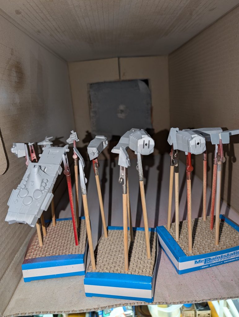 アナハイムの整備主任は、自分が手掛けた艦が見るも無惨な状態で帰ってきたのを目の当たりにし、胸を痛めた。強襲揚陸艦アルビオンは、コロニー阻止限界点での激しい戦闘から戦域離脱した後、味方である連邦軍に拿捕され、乗務員は全員身柄を拘束された。かくして、アルビオンは無人のまま、戦闘後のボロボロの状態でコロンブス級に曳航されて月面のドックに還ってきたのだった。