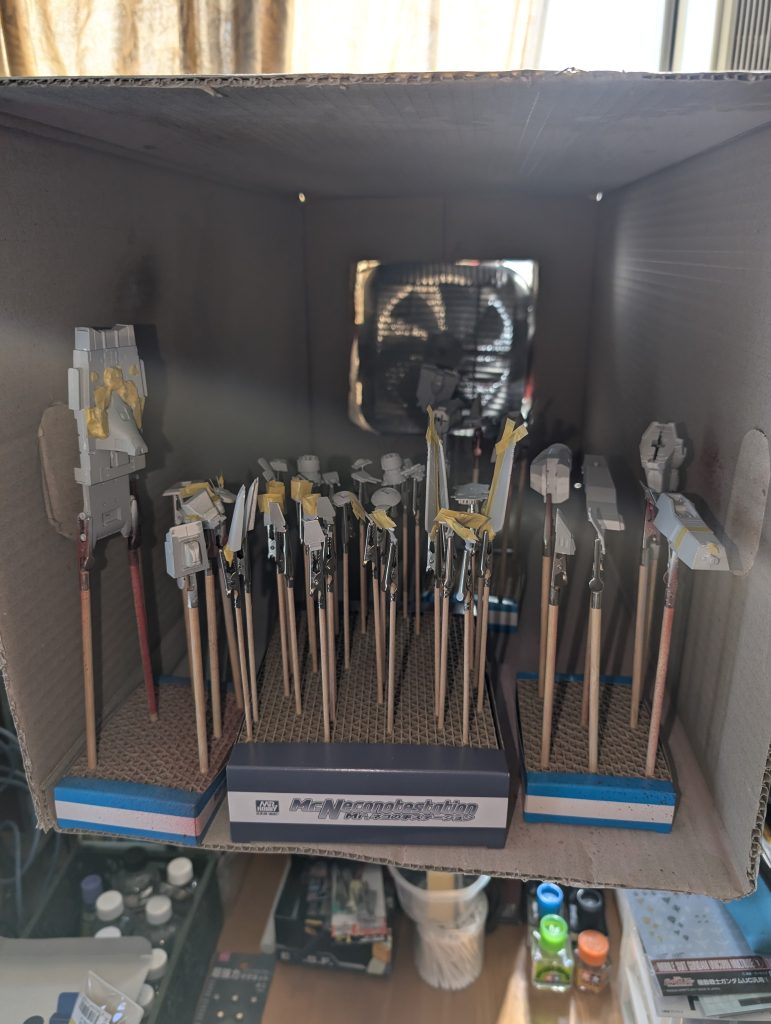 「このまま、廃艦か…」そう言って整備主任は、ため息をついた。今回の一連の事件では、アナハイムでも様々な暗い出来事が有った。オサリバン常務のデラーズ・フリートとの内通。ガンダム１号機・２号機の開発エンジニアだった女性は、地球連邦軍の僻地にある基地への出向を命じられ、恐らく月の本社へ戻って来る事はもう二度とないだろう。そして、ガンダム３号機の開発主任だった彼女は……。整備主任は、同期だった彼女の野心的だった眼差しを思い返していた……