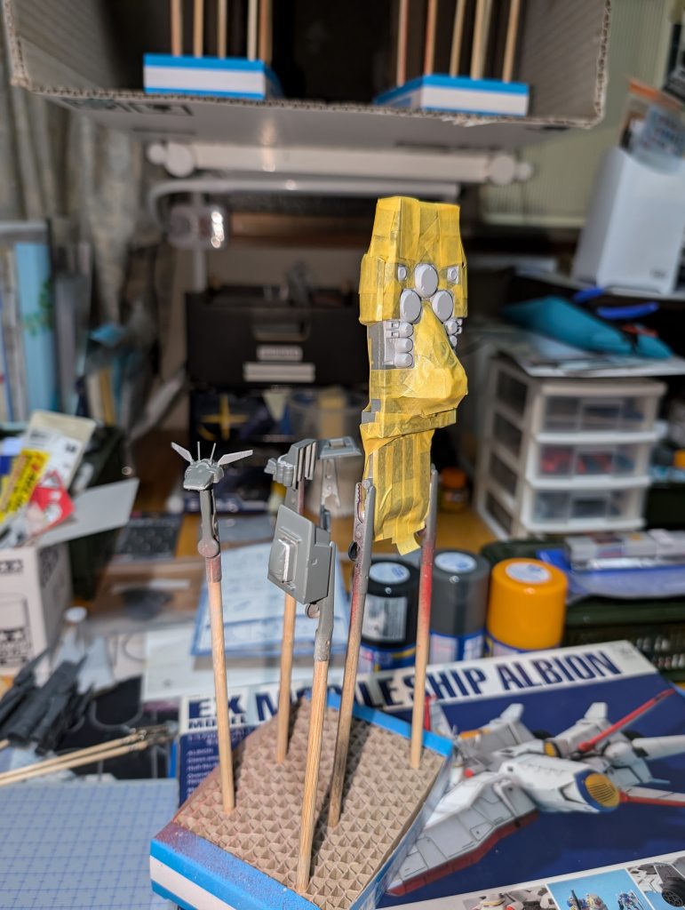 「おい。アルビオンを修理するぞ」整備主任は、工場長のその言葉に驚きを隠せなかった。「修理！？いったいまたどうして…」「引き取り手が見つかったんだ」「こんなボロボロの状態なのに、１から建造じゃなく修理？いったいどこが……」アルビオンはガンダム開発計画の母艦となるべく開発された艦だ。当然、計画の一部だと見做される。連邦軍がガンダム開発計画を「無かったこと」とした今、廃艦にされるのが当然だ。そこを覆せる影響力を持つ組織なんて…「買い手は、ビスト財団だ。もう、連邦軍と財団との間でも話がついてるらしい」ビスト財団……アナハイムの会長、メラニー・ヒュー・カーバインの妻になったのが、マーサ・ビスト・カーバイン……その口利きとは言え、どうやったらそんな融通がきくというのか……「連邦とビスト財団の関係なんか気にするな。ロクな事にならんぞ。……修復にあたっての条件は、１にまずガンダム関連のデータ抹消と機密事項漏洩に対する防止策の実施。２つ目に、非武装とする事。当然だな。最後に、船体のカラーリング変更。この３つだ。さあ、準備に取り掛かれ」