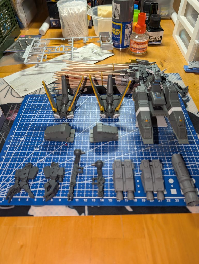 「なんで、アルビオンを色変えしてまで直すんでしょうね？」部下の整備士が、作業をしながらそんな事を口にした。整備主任はそれに応えてやる。「連邦軍がカラーリングを変更しろと言ってきた理由は、かの伝説的なペガサス級と同じカラーリングを、民間船に使わせるのに難色を示す勢力があるから、らしい。ビスト財団側がコレを直してまで使う理由は、表向き美術品や貴重品の輸送を行う業務において、最近は宇宙海賊が頻繁に出没する事に頭を悩ませていたらしい。…海賊には軍人崩れが多くなっていて、MSを運用する海賊までいるらしいから、恐らくジオン残党が多く居るんだろう。そこで、伝説の強襲揚陸艦と同じ見た目をした船なら、海賊に「襲撃を躊躇わせる」効果が有るかどうか？っていうのを期待しての、今回の買い取りってワケだ」「へぇ～………そんなに、上手くいくモンすかね？」「さあな。ガンダム顔のジムを作って効果を検証している部隊もいるらしいぞ…ほら、手が止まってるぞ」「わ！すみません！」整備主任は、苦笑しながら直っていくアルビオンを見つめなおした。…彼女の事がまた思い浮かぶ。絶対に修復してみせる、と主任は改めて気合いを入れ直した…