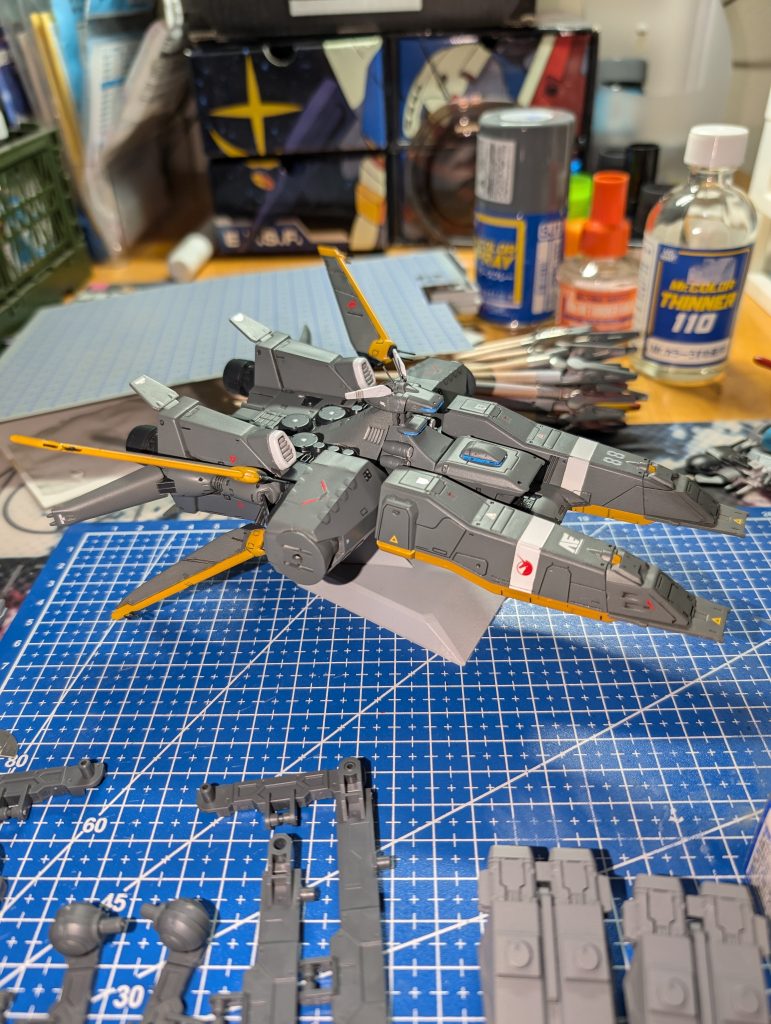 かくして、アルビオンは修復された。ただ、ビスト財団からの追加装備の作成依頼に対して、召集された開発メンバーの面子に整備主任は頭を抱えていた。…社内でも名高い、変人揃いだったからだ。「まず1人目、イワン。発表どうぞ」イワン。真面目で堅物で融通が利かず、かと思えば突然、突拍子もない事をやらかす。今回も、そんな雰囲気が漂っていた。「自分が制作した追加装備は、ロケットブースターです。これが有れば、海賊が襲撃しても即座に離脱できます。似たような装備を、ジオンの試験支援艦が搭載していた記録があり、連邦軍の攻撃を逃れていたそうですよ」ん？……以外にまともか……？「ちなみに、１回きりの使い捨てです」「は？！この艦船用の巨大構造物を？使い捨て？！」「はい。燃料を使い切った後にはデッドウェイトなので、船足が遅くなったら意味がありませんので、自動で切り離されます」整備主任は、クソデカ溜息をついた…