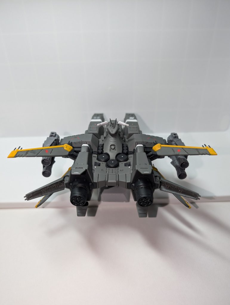 「はい。次の人行くぞ。次は…カトゥー、お前だ」カトゥー。ニホン系のエンジニアの血筋で、変な機能美に対するこだわりが強すぎて、はっきり言って変人だ。「僕が作成したのは、オプションの作業用アームです」「アーム？……これ、工作船でもなんでもないんだけど。位置的にも…船に腕生えてるって…おかしくない？」「最近はMAがMSに変形する機体が開発されているとのことです。それからすれば、船に腕が付いたくらい、なにもおかしくありません。……それに、美しい……」ダメだコレは。理解が出来ない…整備主任はメガデカ溜息をついた…