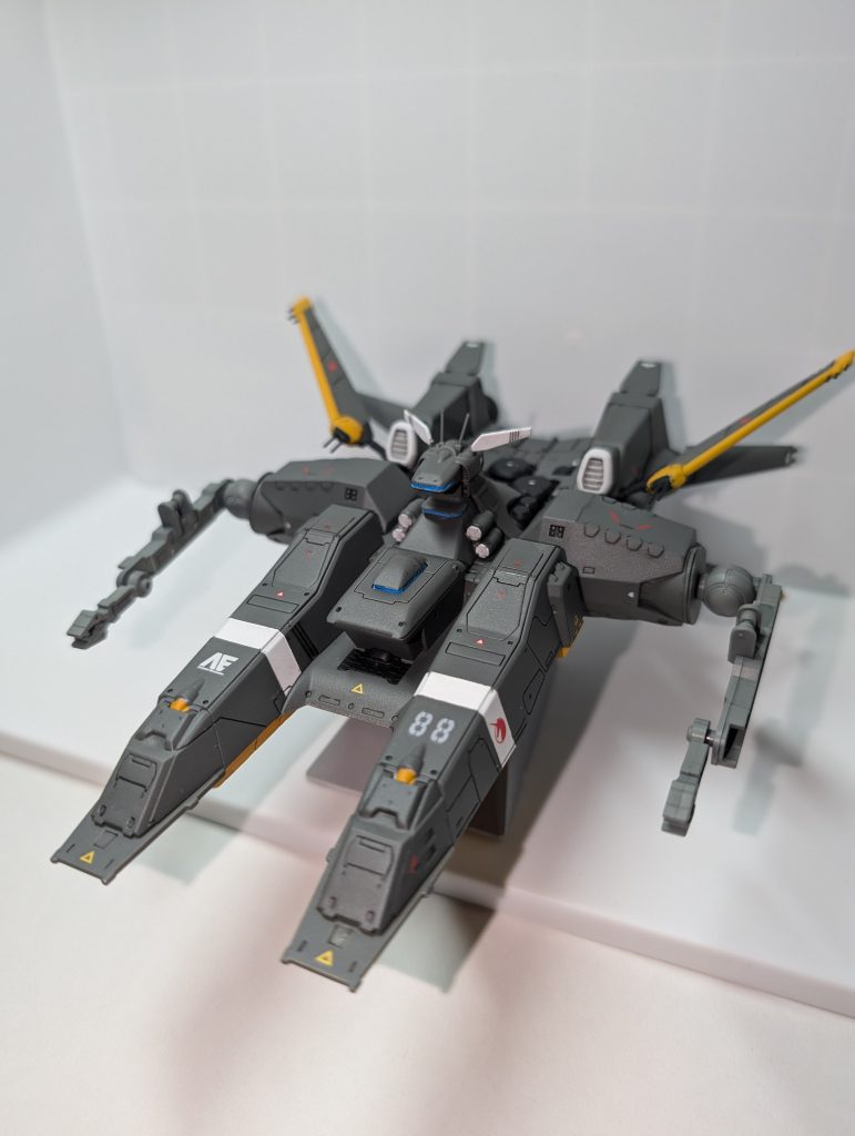 次は…「ヒャッハー！次は俺ですねえ？！」「あ、ああ…」スリギン。連邦軍を脱走してお尋ね者となり、宇宙海賊に入ってまた海賊を脱走し、何故かウチに入社してきた。いかにもヒャッハーな見た目と言動をしているが、普通に真面目に勤務している。何があったんだろうか？「オレが制作したのはコイツ！アンカーユニットです！船って言ったらやっぱ錨が必要ですよねえ？！」「いや、宇宙を航行するのであって、海じゃないんだよ？必要無くない？」「いやいや、コイツは先端を開かなければハープーンみたいに海賊船の船体に突き刺す事ができます。更に、ガス噴霧器が内蔵されてるので、船内の海賊は一網打尽です！」「いや、ノーマルスーツ着てるから効果無くない？」「大丈夫です！海賊は、ヒャッハーなんでノーマルスーツ着ません！どこかの悪名高い艦隊でも、着てませんでしたから！」ヒャッハーにはヒャッハーにしか解らない理屈があるのか……？整備主任は、ハイメガ溜息をついた…