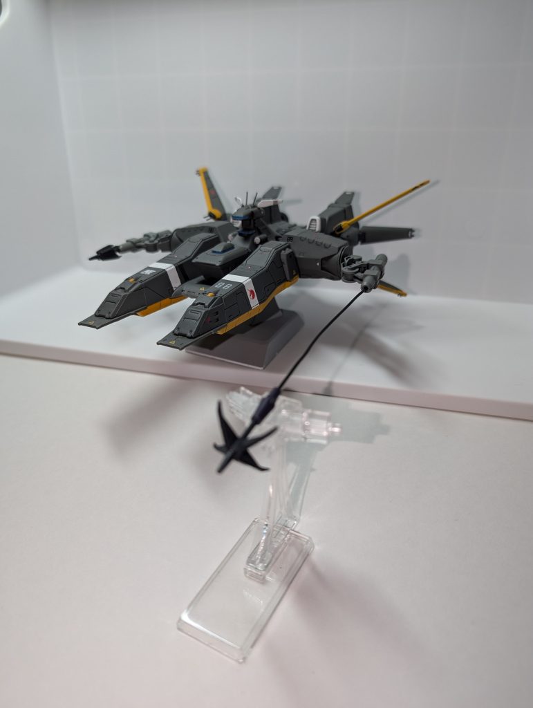 「最後は私ですね……？」「もう、さっさと発表してくれ」フォーリン。内向的で妄想しがちな所があるが、基本的に真面目な社員だ。この４人の中ではまだマシなほうのはずだが、コイツは最近カトゥーに毒されつつあるという噂だ。油断は出来ない。「私の制作した装備は……………クローアーム、です」………もうね、バカなんじゃないの？この子。カトゥーの毒が廻りきっているようだ。「あと、88は私が描きました。夜中にこっそりと」「それだよ！なんなの88って？ビスト財団にも管理番号くらいあるはずだよ？なんで勝手に描いちゃうの？！」「ニホンの大昔の漫画をカトゥーさんに読ませてもらって。それ以来、船には絶対に88と描くと決めてたんです」整備主任は、思考を停止したあと、ハイパーメガ溜息をついた…