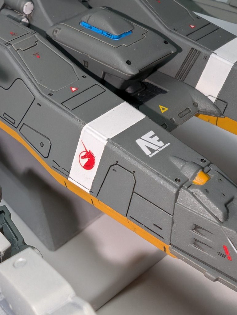 驚いた事に、ビスト財団の受け取り人は眉も動かさずに受け取りにサインをした。まだ若そうなのに、たいそう貫禄がある。スキンヘッドなのが怖いけど。「これで手続きは完了ですね。ありがとうございました。」「いえいえ、こちらこそ。あんなふざけた装備の分まで費用を出して頂いて、ありがとうございました。」「大丈夫ですよ。……ところで、1つ確認なのですが」「はい？」「この船は、なんという名前ですか？元の名前が使用できないのは分かっています。アナハイムの皆さんで決めていいと当主から言われていますので」「この船は…」ふと、彼女の笑顔が脳裏をよぎった。事件の隠蔽がもとで、その死の真相さえも知る事が出来ないまま、二度と会えなくなった彼女の……… 