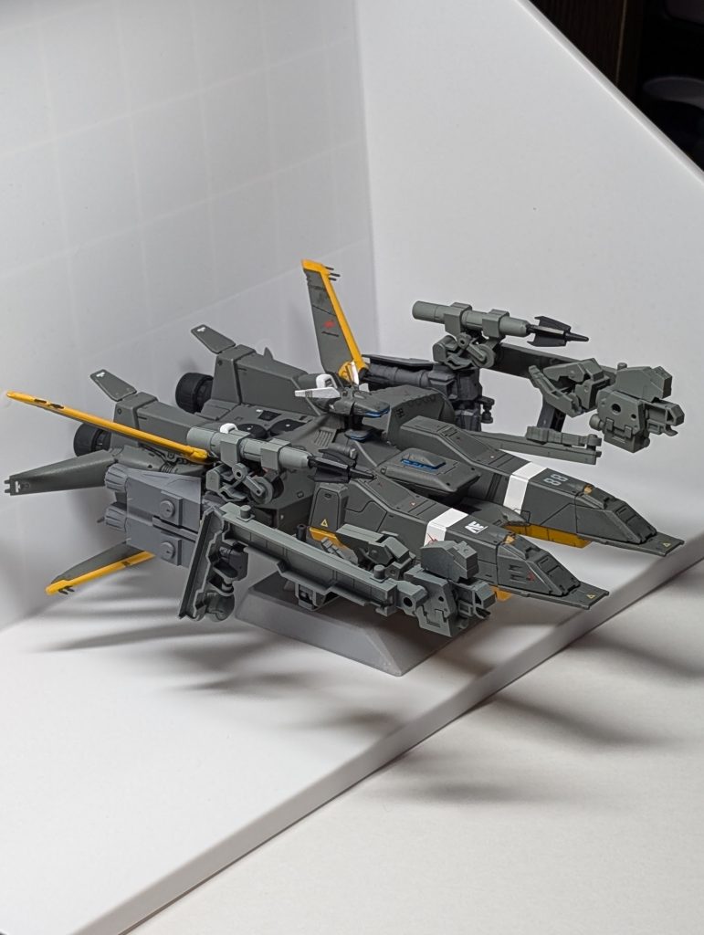 「ルセット」「？」「この船の名前は………「ルセット」、………です」 「女性の名前のような、優しい雰囲気の名前ですね」「ええ……(殴られるかと思った)」「分かりました。それでは、「ルセット」の受け渡しは完了です。では、これにて」 その後、無事にルセットは発進していった。名残り惜しそうにその姿を見送り、整備主任は問題児達と共に、また次の仕事へと取り掛かっていった……