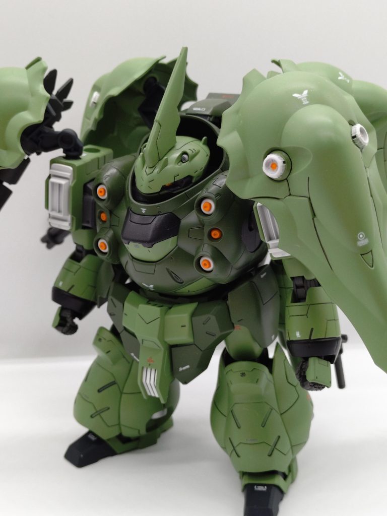 正面ベースはグシオンで腕部はマンロディ、肩・足・頭の角・バインダーはBB戦士クシャトリアを使用しています
