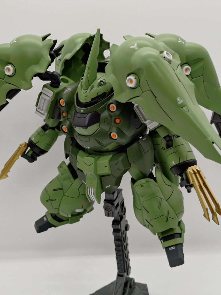 機体データを発見したときバエルソードと同じ稀少金属も少量発見、大型武器は製造できない為クロー武器になった          なのでここだけ金色です