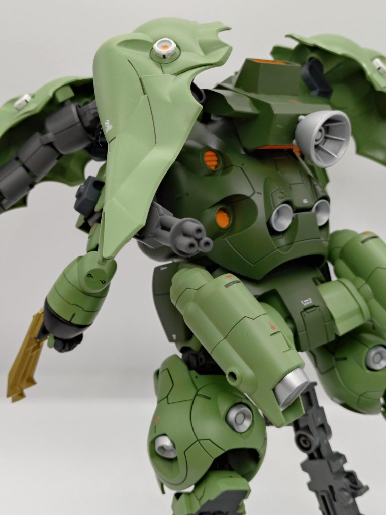 後部バインダーは操作が複雑化する為サブアームからガトリングガンに変更されている