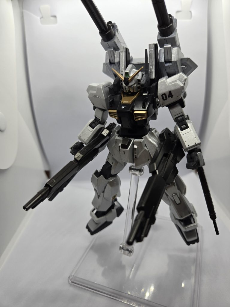 腰部の大型ライフルはパワードアームズからの流用です。