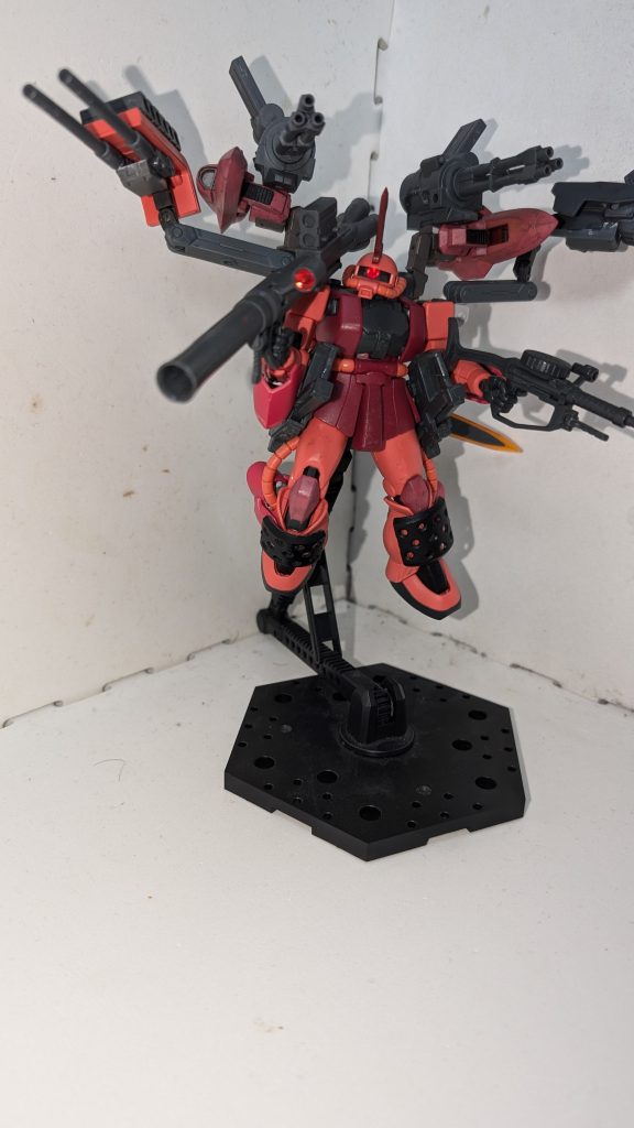 右肩部連装榴弾砲、左肩部連装リニアガン、背部ブースターと併設のマガジン式ガトリングのフルバースト。連装砲はジャンク改造でガトリング部分はコトブキヤのMSG。ブースターもコトブキヤのパーツです。???『弾幕はパワーだよ』
