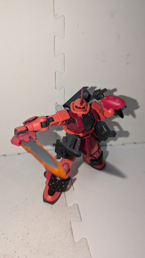 ヒートセイバー&グシオンチョッパー改ヒートセイバーは刃の部分だけを赤熱化させる事により、エネルギー効率を高めながら溶断能力を最大化。グシオンチョッパー改は比重と硬度に優れた素材を使用した単に頑丈なだけの質量打撃兵装。本機は性質の違うこの2つの剣を同時に使用する。