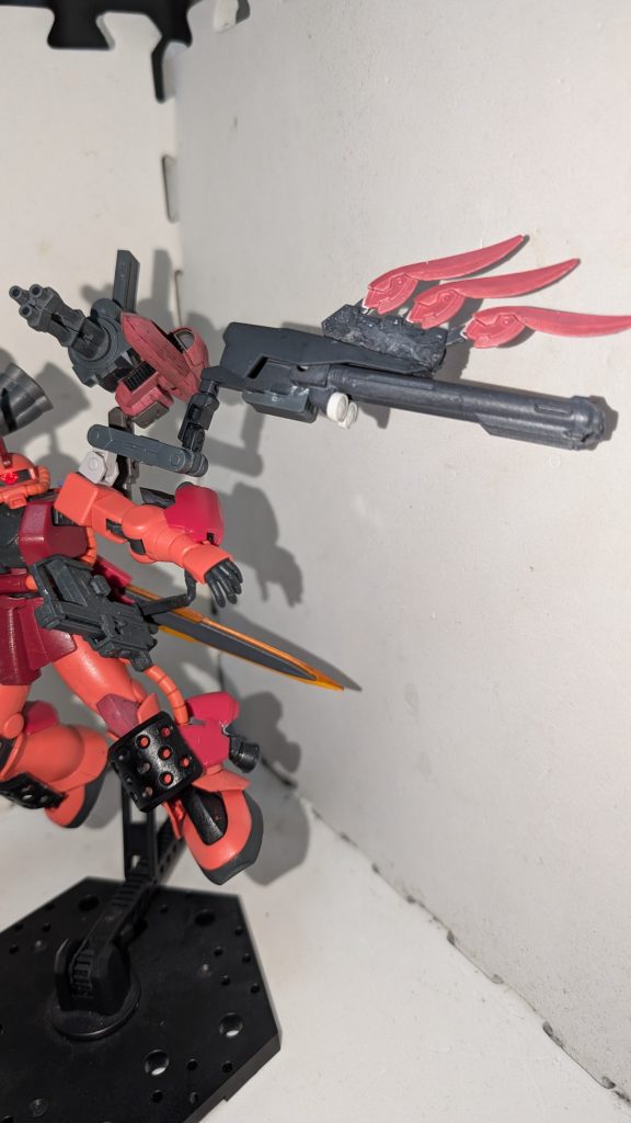 ルナティクスフェザー機体の左側に搭載された羽根型のヒートナイフ。C.Eでお馴染みのビームブーメランと同様の無線誘導機能を持つ。両肩の連装砲搭載バインダーが邪魔でろくに格闘戦ができないアサルトフォーム時の迎撃用兵装。