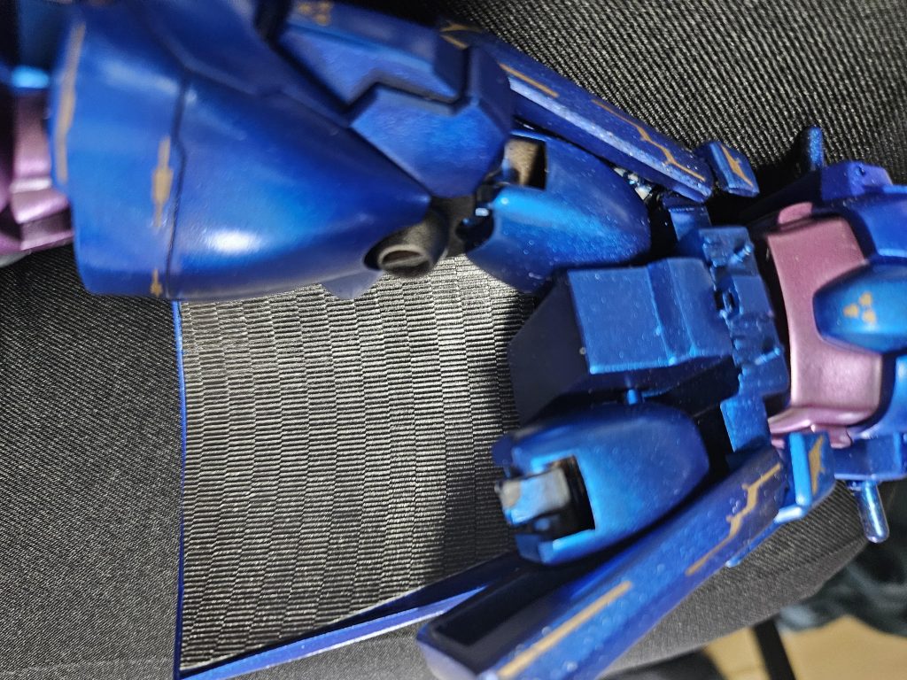 ツェンメリット風プラ板貼り付けたリアアーマー。メタリックブラックで塗装。