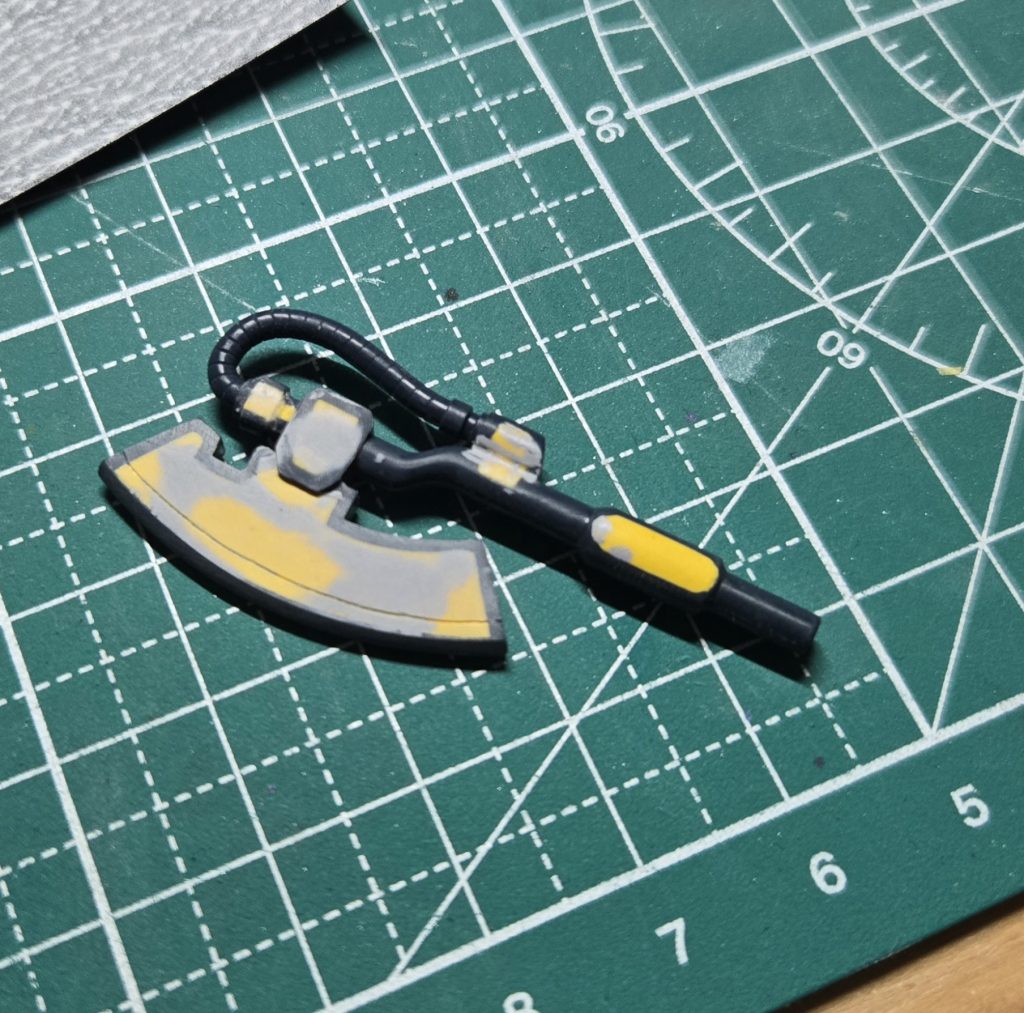 パテによる穴埋めは、かなり久し振りなので不安でした…。(穴らしい穴はここだけだったのは助かりました)そしてスジボリが下手ですね、曲線はむずかすぃ…😩