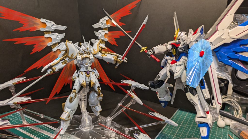 フリーダムと鍔迫り合い（見た目的に）フリーダムは勝てそうに無いです