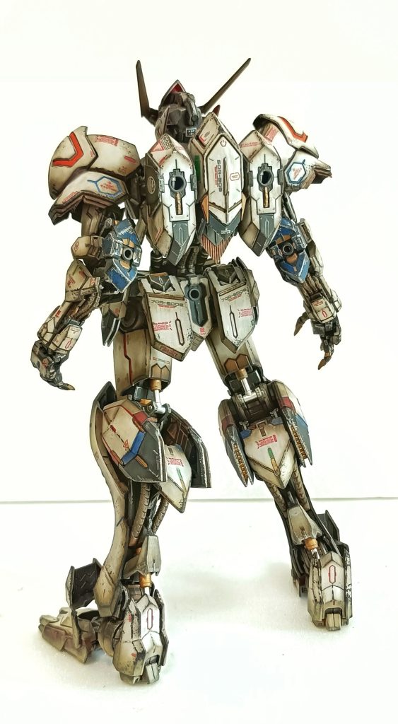後ろ姿の方がスタイル良いように感じます。デカールは適当に多めに貼っています。汚していないとデカールがうるさいですが汚すと見えにくくなっていい感じです。見えにくくなるものの情報量は増やせているかなと。