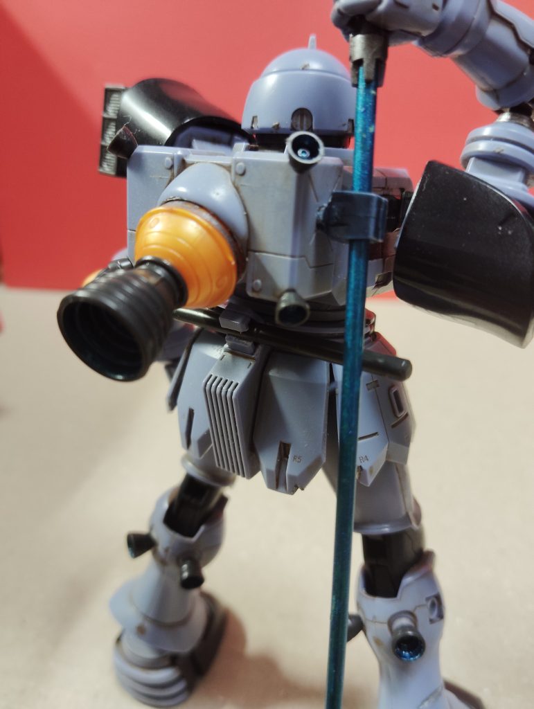 リアアーマーのよくわからんパーツを切ってシュツルムをマウントできるやうにしました。