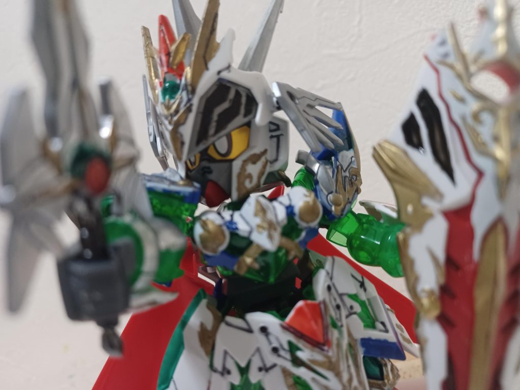 シールドは、赤い部ぶんは、色が抜けないようにときパテをしようしています。