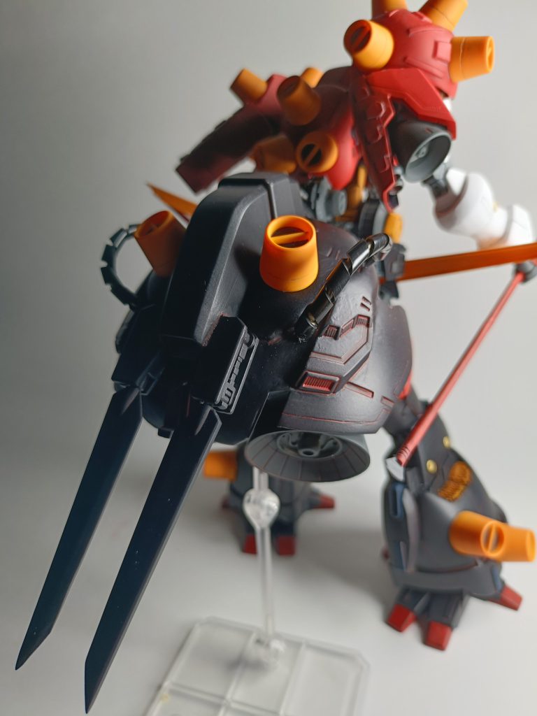 リアスカートのアンテナは第二のメインリコナイター。ジャミング能力を強化します。足の先が赤いのはマニキュアのつもり。マザーはオシャレなのですw