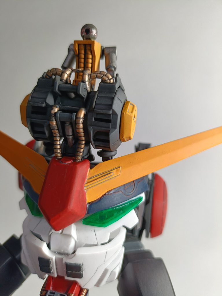 バルバトスのフレームに蛇腹的なのがあったんでつけてみました。撮影してたらいつの間にか塗装剥げてました(T_T)アンテナの位置を変更して短縮、股関節追加、眼を緑の下敷きで作ってカメラアイ仕込んだりなど色々してみました。