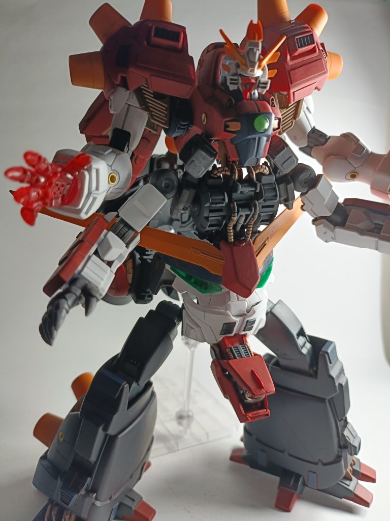 バイオレンスモード生体ユニットを失うと発動する暴走状態です。こちらの方が原作のデビルガンダムの戦い方に近いかもです。上と下の口それぞれにデビルガンダム砲と言う名のゲロビ。1体で2つのゲロビ持っているのは珍しいのではないでしょうか?上はディスラプター、下はシャイニングの靴部から作りました(^o^)
