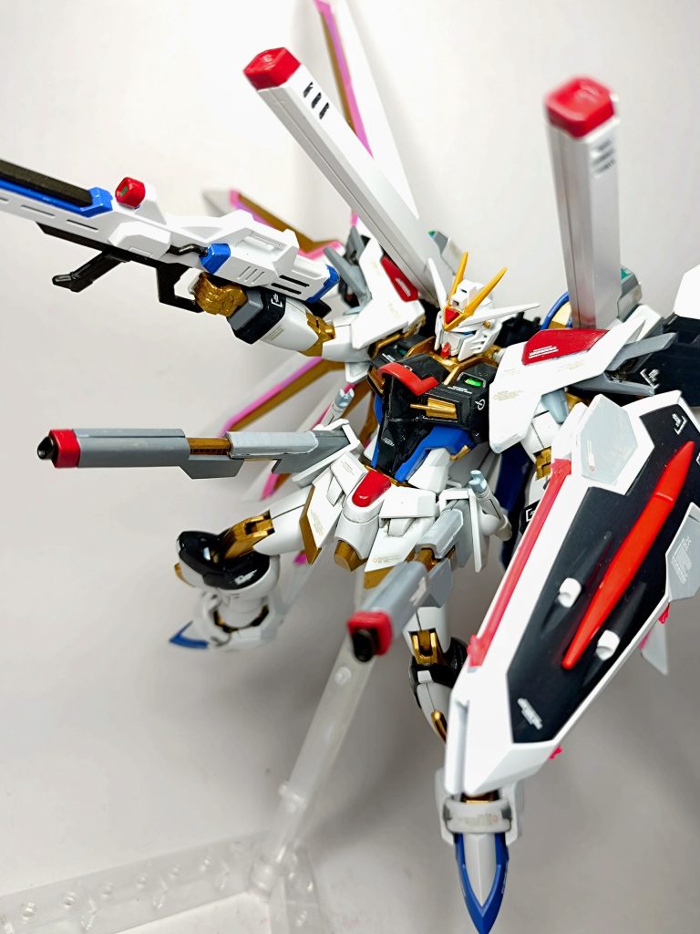 ハイマットフルバースト腰部レールガン内部を追加塗装。見えにくいですが肩部キャノン砲上部のセンサーにラピーテープを貼りました。