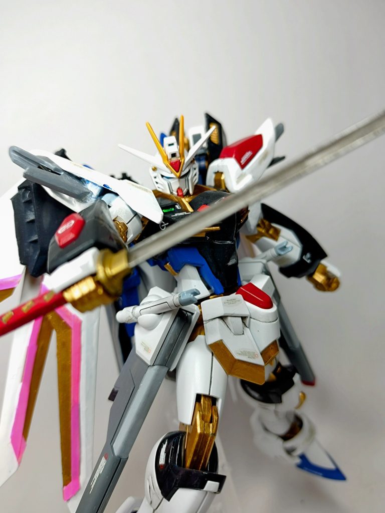 対艦刀フツノミタマ刀身を設定に合わせてガンメタルよりに変更。柄部分のゴールドは本体と違うものにして追加武装感を出してます。