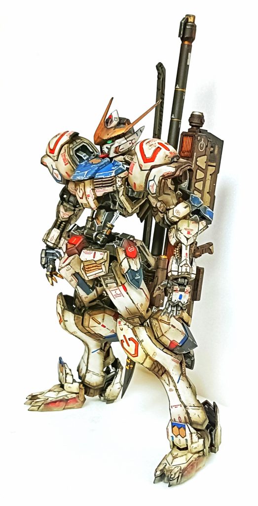 逆サイドから。ウエストの細さがよくわかります。腹部とシリンダー周りはダメージありません。戦闘でダメージは負うが致命傷は受けない腕前想定してます。塗装は一部、オリジナルになっています。テキトーです。電源ボタンは蛍光オレンジ塗装してます。