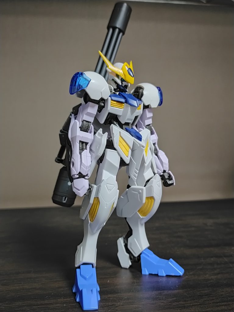 ASW-G-73 ガンダムリベザル(第一形態)火星で発見されたガンダムフレームに古いMSの装甲を取り付けた機体。ガンダムフレームが使用しており、悪魔の名がつけられているため、ガンダムであるのは確かだが、データベースに存在している72機のガンダムとは違うため、幻の73機目のガンダムである可能性が高い。