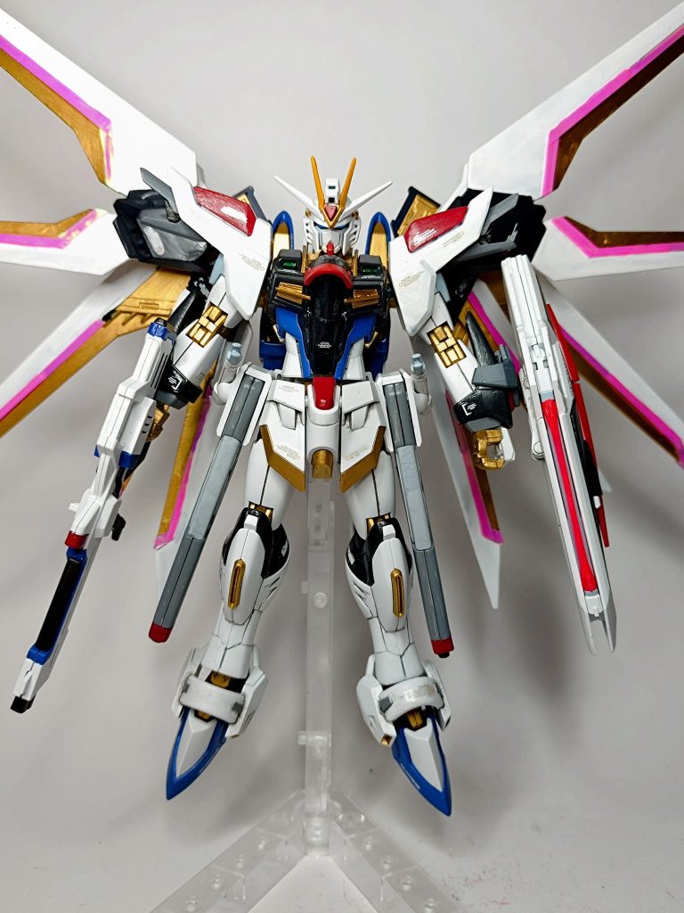 正面(武装あり)フレームパーツ以外にもボディとフロントスカート、脚部ダクトなどをゴールドで塗装。ブレードアンテナはイエローに変更。