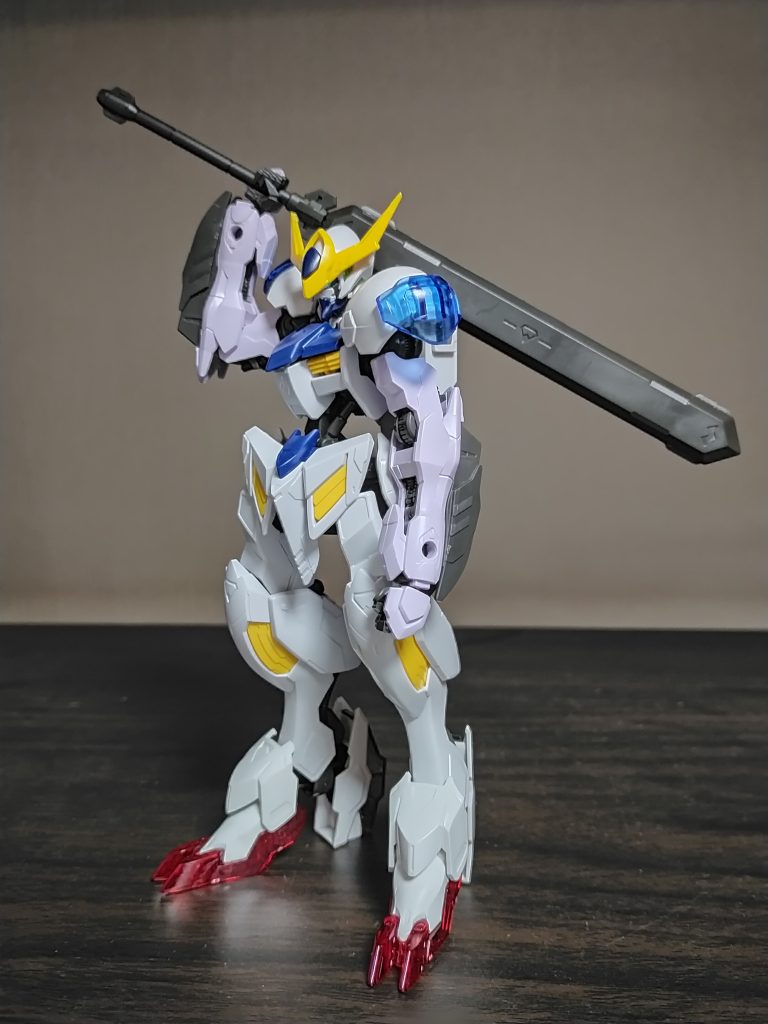 軽くて扱いやすいソードメイスを主武装としている。