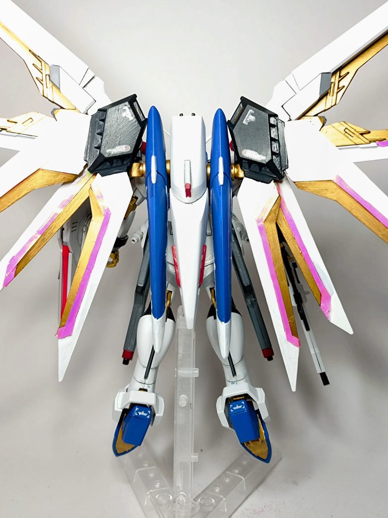 背面(武装あり)大型ウイングは特に改修なし。機首となるカバー、両サイドのスラスターに追加で塗装してます。