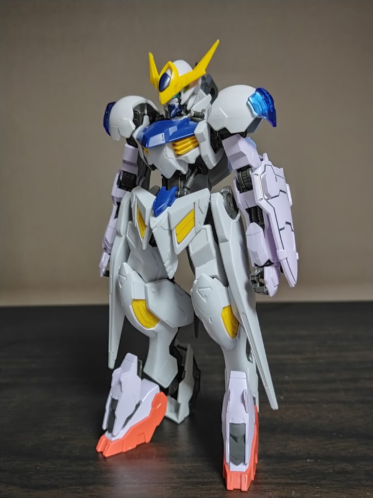 ガンダムリベザル(第三形態)一部装甲が変更、増設された。シールドが追加され、腰部スラスターは大型かつ高出力のものに変更されている。