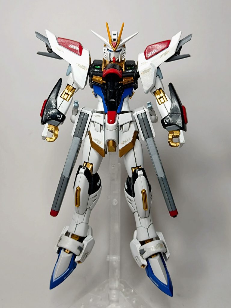 正面(武装なし)胸部ダクト上のセンサーにラピーテープをチラ見せで追加。腰部レールガンなどグレーパーツは2色のグレーで情報量を増やしてます。