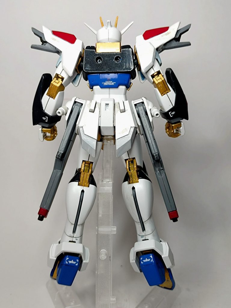 背面(武装なし)リアスカートを追加塗装。地味にふくらはぎのウイング、足裏も塗り分けました。