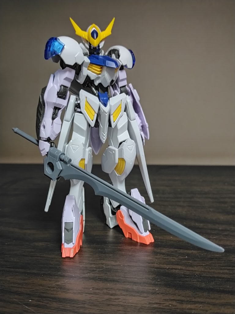 折りたたんでラックが可能なバスタードソードを主武装としている。
