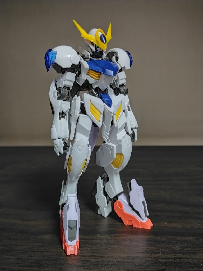 ガンダムリベザル(第四形態)腰部スラスターが小型化され、武装がシュバンツブレードに変更され、装甲は新し目のものになっている。