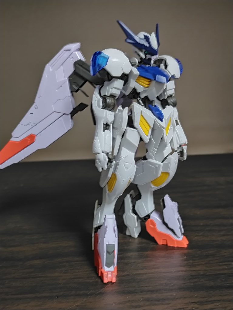ガンダムリベザル(第五形態)ギャラルホルンの古いデータベースに残されていた厄祭戦当時のデータをもとに最新の装甲に変更された、ガンダムリベザルの本来の姿。使用されているフレームは、ニューガンダムフレームと呼ばれる新たなガンダムフレームだった。72機のガンダムのデータに存在していなかったのはそのためだと考えられている。