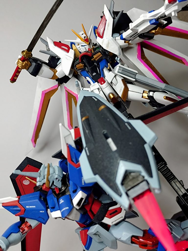 かなり印象が変わったので手間はかかりましたが大満足の出来です。せっかくなので主役機コンに出してみました。最後までご覧にいただきありがとうございます!